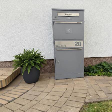 Metzler Paketbox mit Briefkasten | personalisiert mit Gravur | Edelstahl-Namensschild | mit Briefeinwurf | Grau | Bispo 2