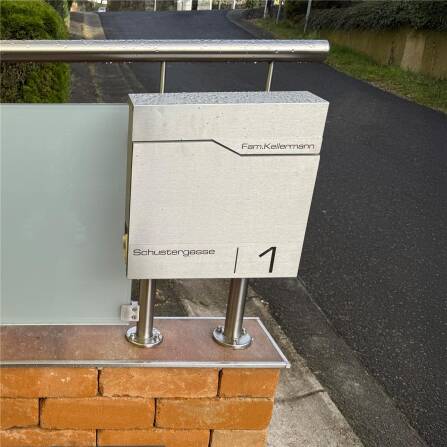 Metzler Briefkasten mit hochwertigem Stahlkorpus und gebürsteter Edelstahlfront | Siebert