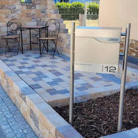 Metzler Standbriefkasten mit hochwertigem Stahlkorpus und gebürsteter Edelstahlfront | Siebert