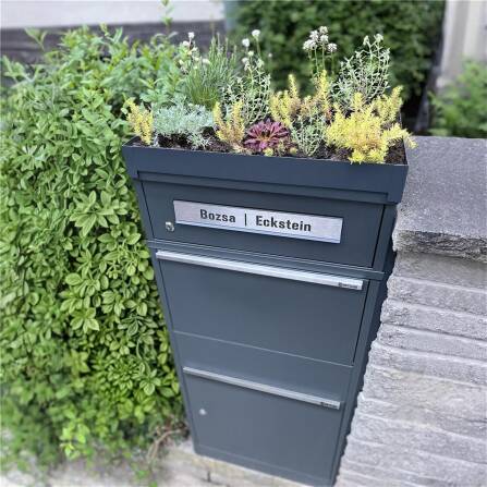 Metzler Paketbox mit Pflanzdach | RAL 7016 Anthrazit | personalisiert mit Gravur | Edelstahl-Namensschild | mit Briefeinwurf | Bispo 2