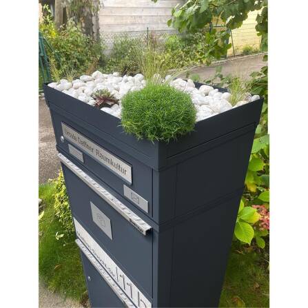 Metzler Paketbox mit Pflanzdach | RAL 7016 Anthrazit | personalisiert mit Gravur | Edelstahl-Namensschild | mit Briefeinwurf | Bispo 2