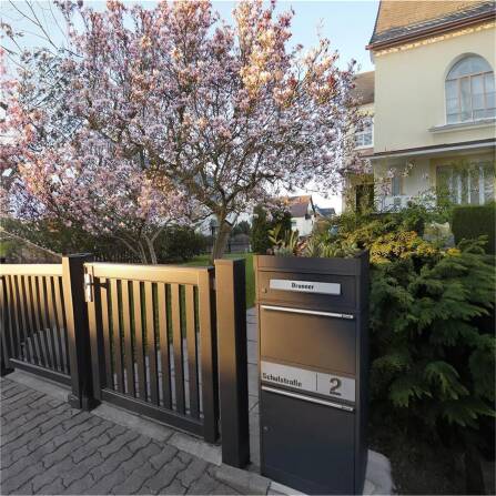 Metzler Paketbox mit Pflanzdach | RAL 7016 Anthrazit | personalisiert mit Gravur | Edelstahl-Namensschild | mit Briefeinwurf | Bispo 2