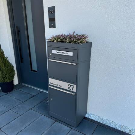Metzler Paketbox mit Pflanzdach | RAL 7016 Anthrazit | personalisiert mit Gravur | Edelstahl-Namensschild | mit Briefeinwurf | Bispo 2