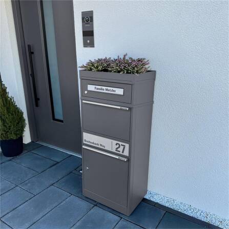 Metzler Paketbox mit Pflanzdach | DB 703 Eisenglimmer | personalisiert mit Gravur | Edelstahl-Namensschild | mit Briefeinwurf | Bispo 2