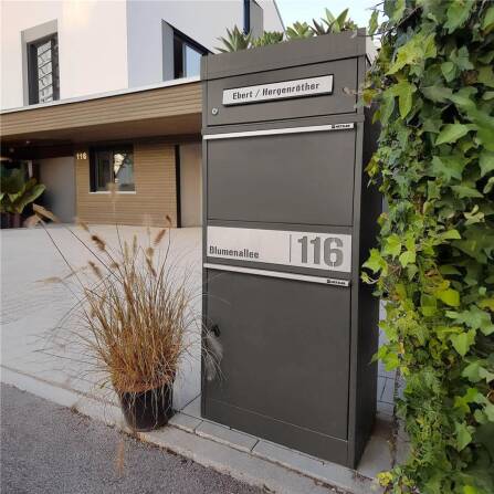 Metzler Paketbox mit Pflanzdach | DB 703 Eisenglimmer | personalisiert mit Gravur | Edelstahl-Namensschild | mit Briefeinwurf | Bispo 2