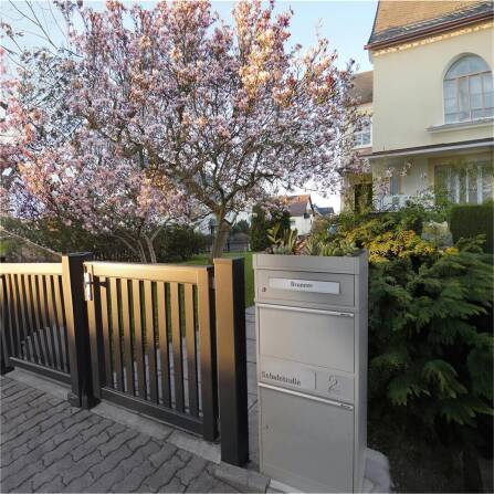 Metzler Paketbox mit Pflanzdach | Grau | personalisiert mit Gravur | Edelstahl-Namensschild | mit Briefeinwurf | Bispo 2