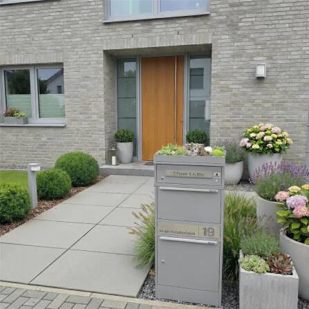 Metzler Paketbox mit Pflanzdach | Grau | personalisiert mit Gravur | Edelstahl-Namensschild | mit Briefeinwurf | Bispo 2
