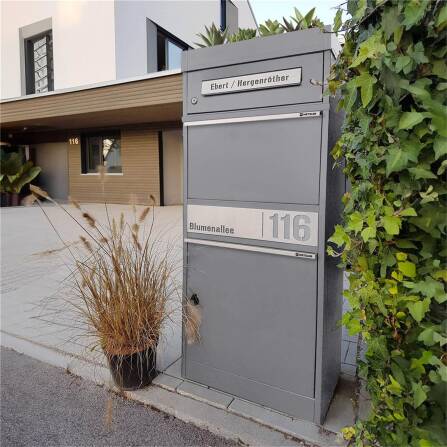 Metzler Paketbox mit Pflanzdach | Grau | personalisiert mit Gravur | Edelstahl-Namensschild | mit Briefeinwurf | Bispo 2