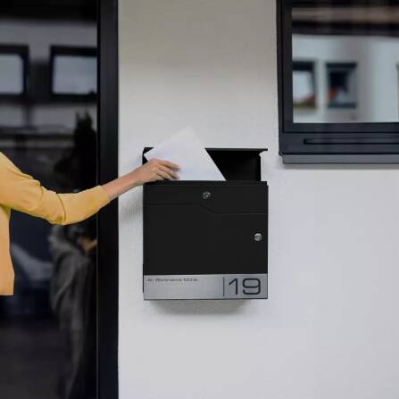 Metzler Briefkasten mit Funkklingel | personalisiert mit Gravur | Schwarz | Edelstahl-Namensschild |mit Zeitungsfach | Siebert