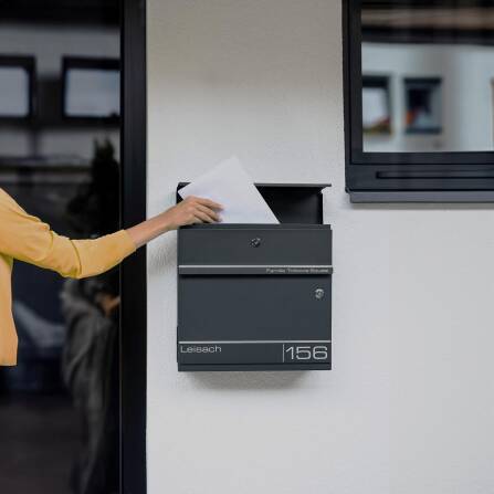 Metzler Briefkasten mit Funkklingel | personalisiert mit Gravur | Edelstahl-Namensschild | mit Zeitungsfach | Hermann