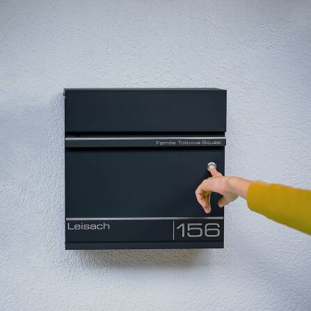 Metzler Briefkasten mit Funkklingel | personalisiert mit Gravur | Edelstahl-Namensschild | mit Zeitungsfach | Hermann