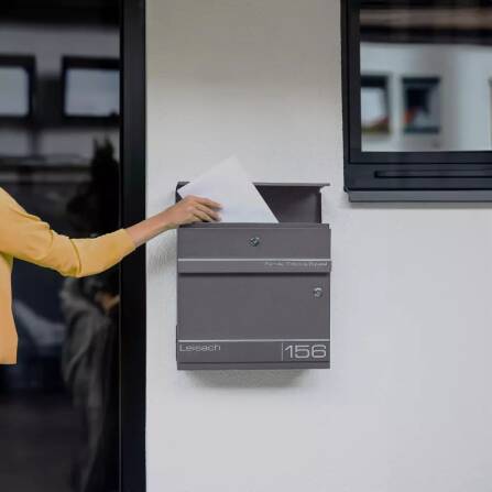 Metzler Briefkasten mit Funkklingel | personalisiert mit Gravur | Eisenglimmer | Edelstahl-Namensschild | mit Zeitungsfach | Hermann