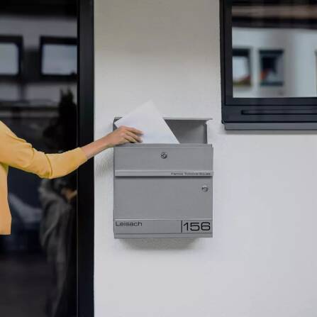 Metzler Briefkasten mit Funkklingel | personalisiert mit Gravur | Grau | Edelstahl-Namensschild | mit Zeitungsfach | Hermann