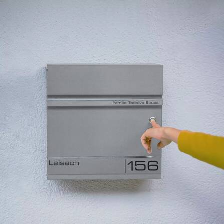 Metzler Briefkasten mit Funkklingel | personalisiert mit Gravur | Grau | Edelstahl-Namensschild | mit Zeitungsfach | Hermann