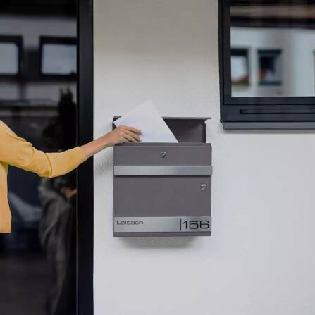 Metzler Briefkasten mit Funkklingel | personalisiert mit Gravur | Eisenglimmer | Edelstahl-Namensschild | mit Zeitungsfach | Stencil DB 703 Eisenglimmer
