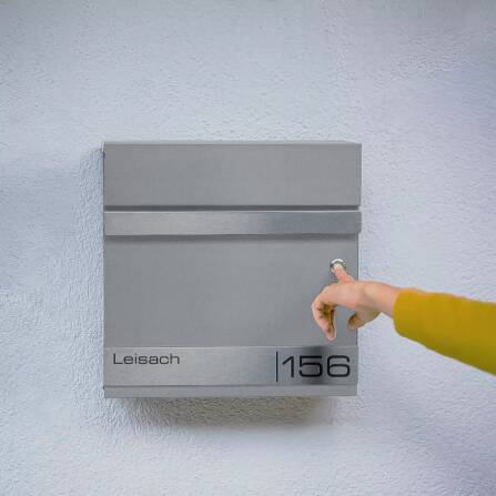 Metzler Briefkasten mit Funkklingel | personalisiert mit Gravur | Grau | Edelstahl-Namensschild | mit Zeitungsfach | Stencil