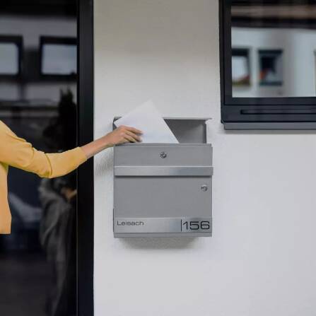 Metzler Briefkasten mit Funkklingel | personalisiert mit Gravur | Grau | Edelstahl-Namensschild | mit Zeitungsfach | Stencil