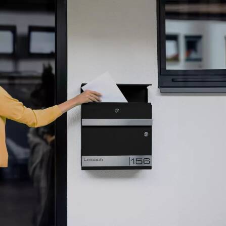 Metzler Briefkasten mit Funkklingel | personalisiert mit Gravur | Schwarz | Edelstahl-Namensschild | mit Zeitungsfach | Stencil RAL 9005 Tiefschwarz