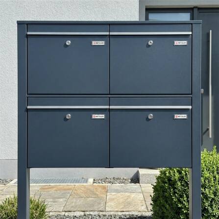 Metzler Briefkastenanlage freistehend für 4 Parteien, pulverbeschichtet in Anthrazitgrau RAL7016