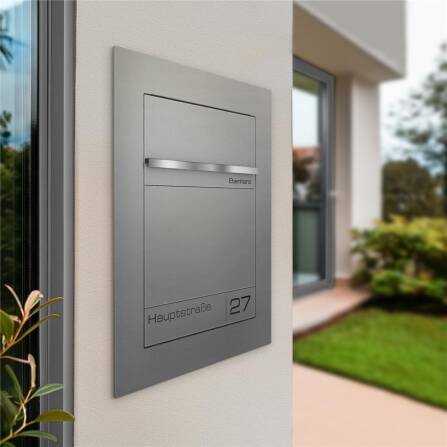 Metzler Briefkasten Unterputz | personalisiert mit Gravur | Grau | Edelstahl-Namensschild | Hugo 2