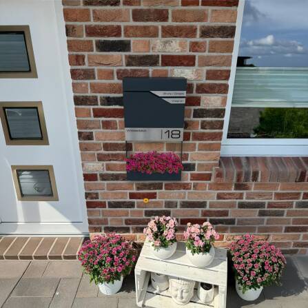 Metzler Briefkasten mit zwei Edelstahl-Namensschildern | Anthrazit RAL 7016 | Albrecht
