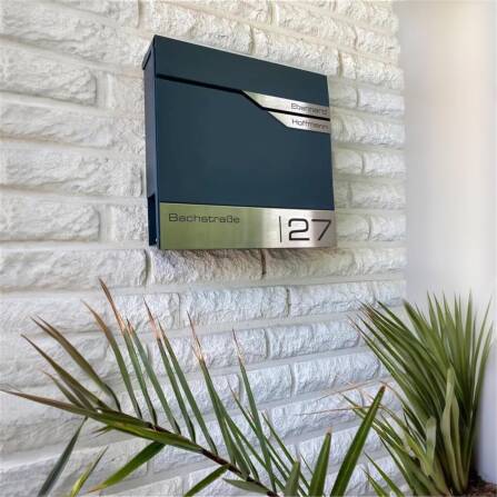 Metzler Briefkasten mit zwei Edelstahl-Namensschildern | Anthrazit RAL 7016 | Albrecht