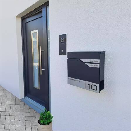 Metzler Briefkasten mit zwei Edelstahl-Namensschildern | Anthrazit RAL 7016 | Albrecht