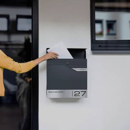 Metzler Briefkasten mit zwei Edelstahl-Namensschildern | personalisiert mit Gravur | Albrecht