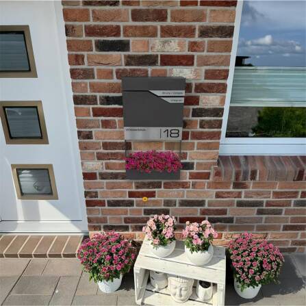 Metzler Briefkasten mit zwei Edelstahl-Namensschildern | Eisenglimmer | Albrecht
