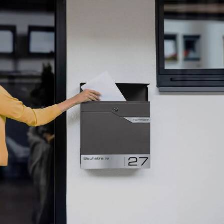Metzler Briefkasten mit zwei Edelstahl-Namensschildern | Eisenglimmer | Albrecht