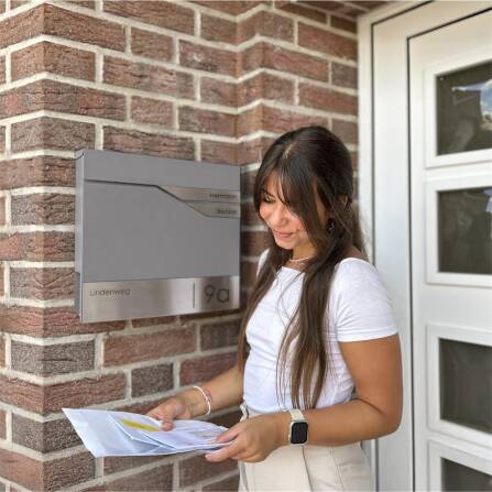 Metzler Briefkasten mit zwei Edelstahl-Namensschildern | Grau | Albrecht
