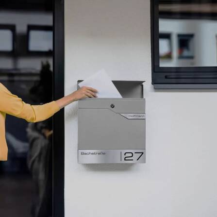 Metzler Briefkasten mit zwei Edelstahl-Namensschildern | Grau | Albrecht