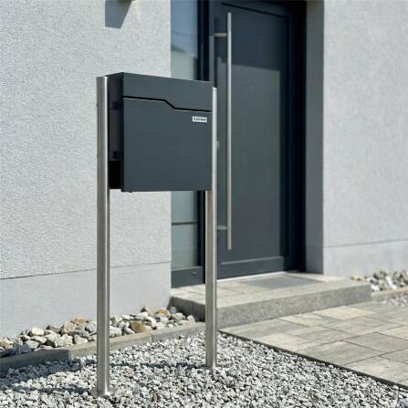 Metzler Standbriefkasten aus hochwertigem Stahl | Namensschild mit Papiereinleger | RAL 7016 Anthrazit | Hoffmann