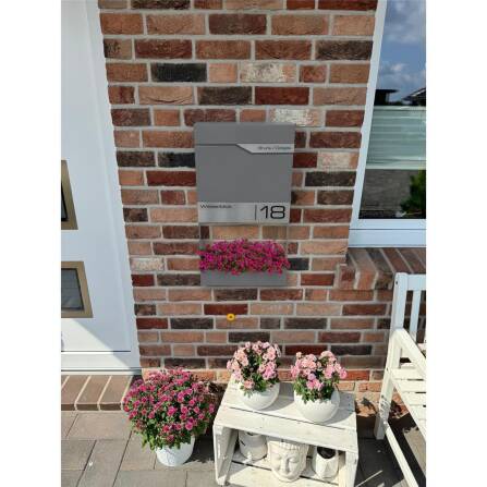 Metzler Briefkasten mit Blumenkasten | personalisiert mit Gravur | Grau | Siebert Frame J