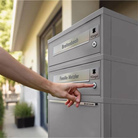 Metzler Boîte à colis averc sonnette sans fil & compartiments pour lettres | personnalisée avec gravure | Plaques de nom en acier inoxydable | Gris | Bispos sans fil