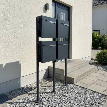 Metzler Standbriefkasten Mehrfamilienhaus in RAL 7016 Anthrazit | 4er | personalisiert mit Gravur