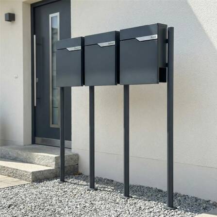 Metzler Standbriefkasten Mehrfamilienhaus in RAL 7016 Anthrazit | 3er | personalisiert mit Gravur
