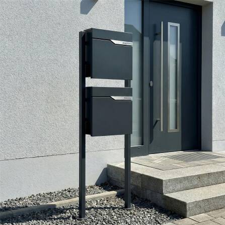 Metzler Standbriefkasten in Anthrazit RAL 7016 | 2er vertikal | personalisiert mit Gravur