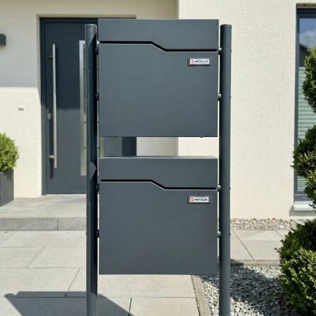 Metzler Standbriefkasten | 2er vertikal | Mit austauschbarem Namensschild | Anthrazit