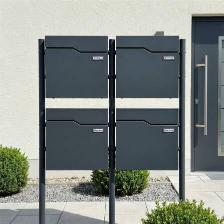 Metzler Standbriefkasten | 4er vertikal | Mit austauschbarem Namensschild | Anthrazit