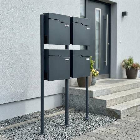 Metzler Standbriefkasten | 4er vertikal | Mit austauschbarem Namensschild | Anthrazit