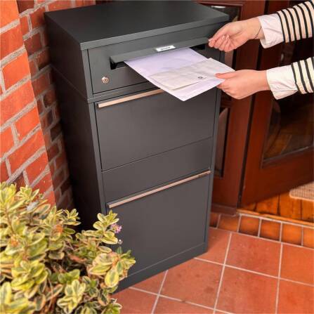 Metzler Paketbox mit austauschbarem Namensschild | Anthrazit | für Pakete bis zur Größe M  | Bispo RE