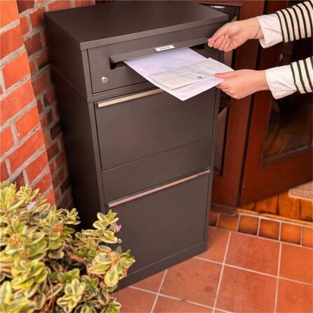 Metzler Paketbox mit austauschbarem Namensschild | Eisenglimmer | für Pakete bis zur Größe M | Bispo RE