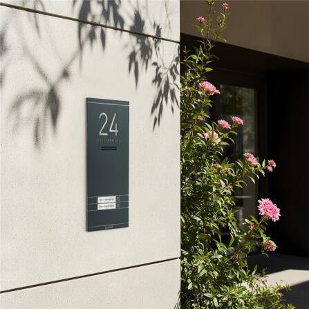 Metzler ADM10 Audio-Türsprechanlage | 2 Klingeltaster | Mit austauschbarem Namensschild | Anthrazit | Kai