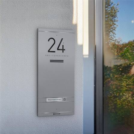 Metzler ADM10 Audio-Türsprechanlage | 1 Klingeltaster | Mit austauschbarem Namensschild | Grau | Kai