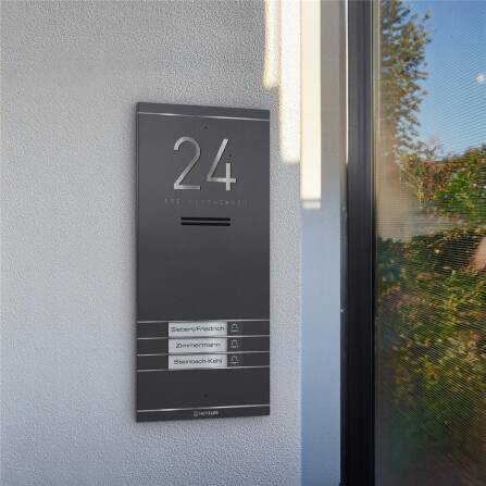 Metzler ADM10 Audio-Türsprechanlage | 3 Klingeltaster | Mit austauschbarem Namensschild | Eisenglimmer | Kai