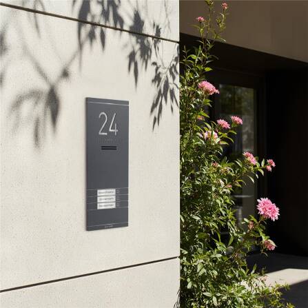 Metzler ADM10 Audio-Türsprechanlage | 3 Klingeltaster | Mit austauschbarem Namensschild | Eisenglimmer | Kai