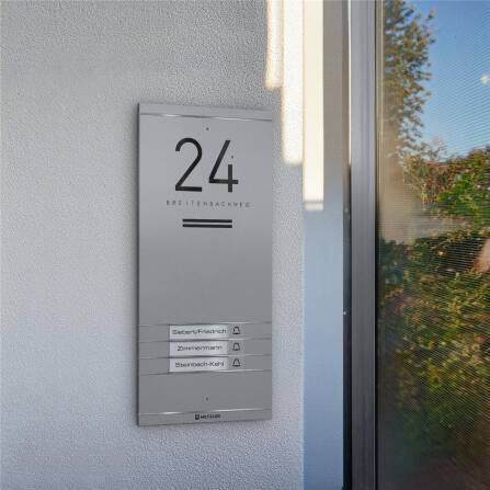 Metzler ADM10 Audio-Türsprechanlage | 3 Klingeltaster | Mit austauschbarem Namensschild | Grau | Kai