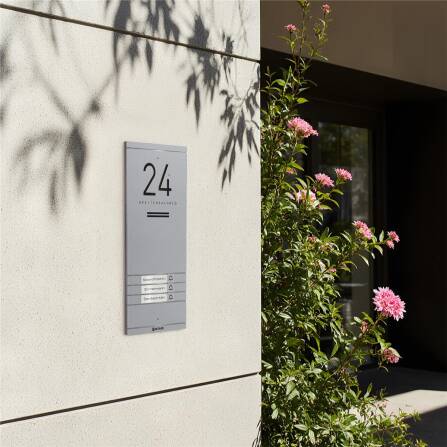 Metzler ADM10 Audio-Türsprechanlage | 3 Klingeltaster | Mit austauschbarem Namensschild | Grau | Kai