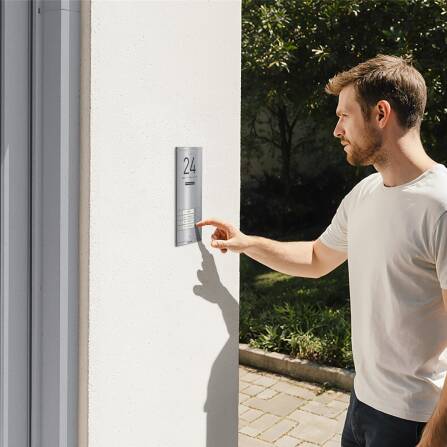 Metzler ADM10 Audio-Türsprechanlage | 4 Klingeltaster | Mit austauschbarem Namensschild | Edelstahl | Kai